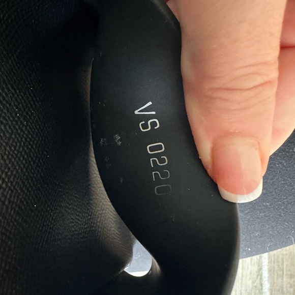 Women’s size 7.5 or Men’s size 5.5 LV slides. Retails today for $690. Like new - Picture 4 of 12